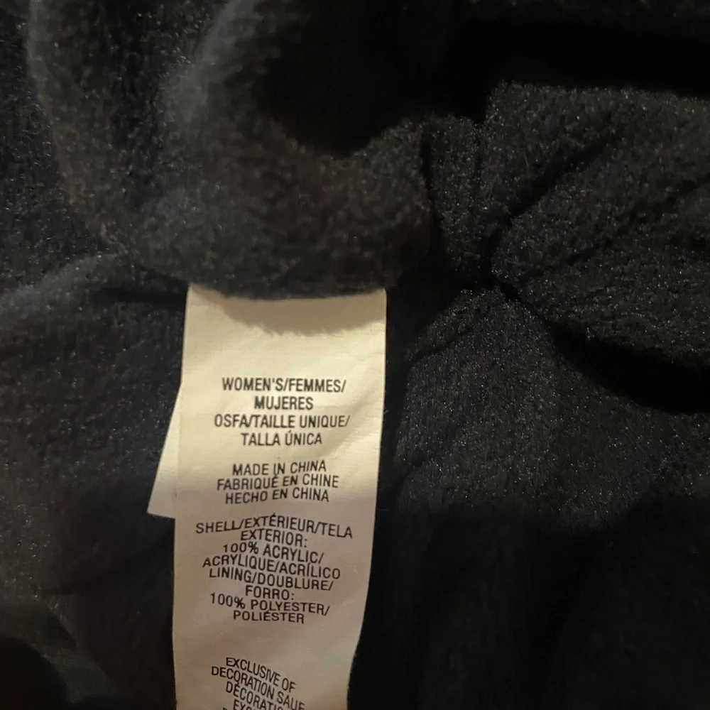 Women’s Under Armour Black Beanie.